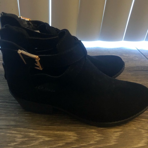 Assorted shoes - Picture 10 of 15